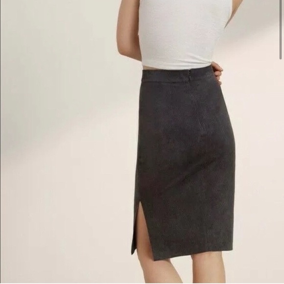 NWOT Aritzia faux suede skirt, size 6 - Picture 3 of 6
